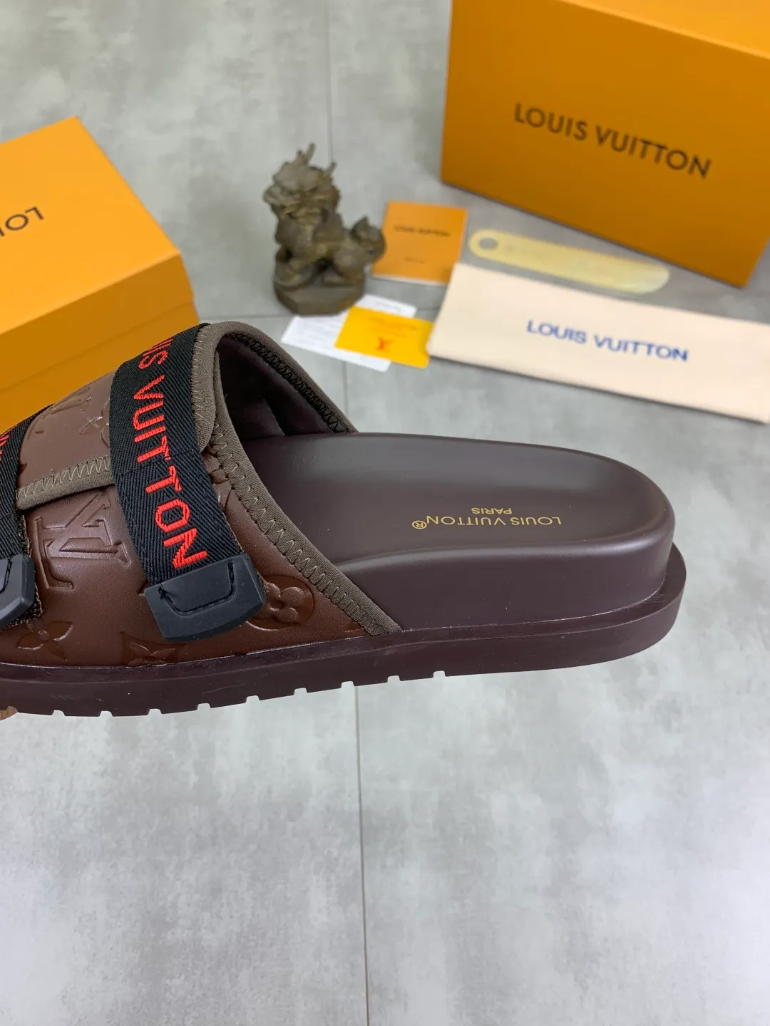 Men's shoes 💰P320💰【New style】🆘 Original quality 【LOUIS VUITTON】The popular Louis Vuitton LV men's slippers on the official website are on sale simultaneously! Original fabric imported from Italy, original factory special supply, code number: 38-44 (45 customized), many colors available